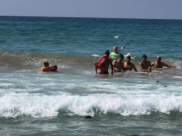 Baba ve oğul boğulmaktan son anda kurtuldu