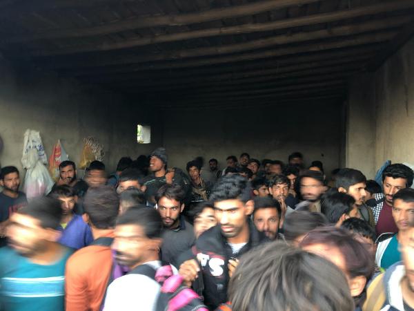 Van’da 3 katlı evde 244 kaçak yakalandı