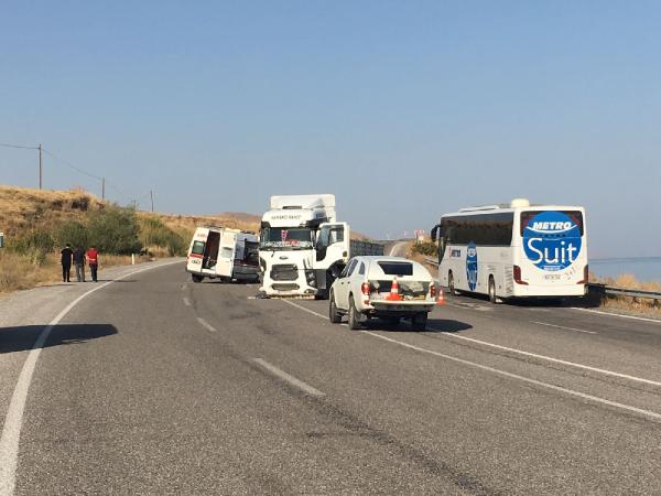 Van’da hasta içeren ambulansla tır çarpıştı