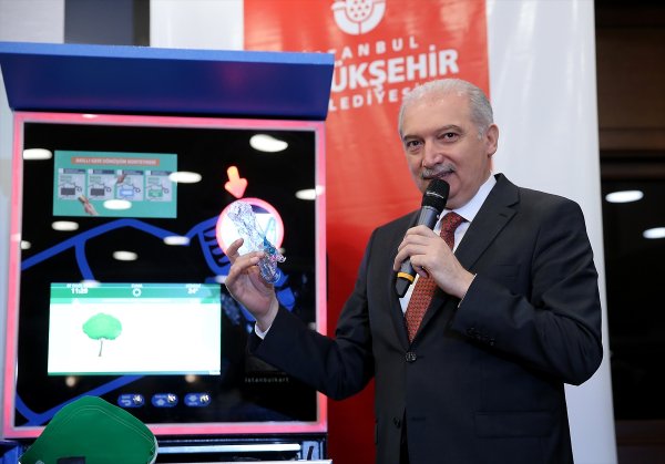 İBB’den çevre dostu İstanbulkart yükleme makinesi