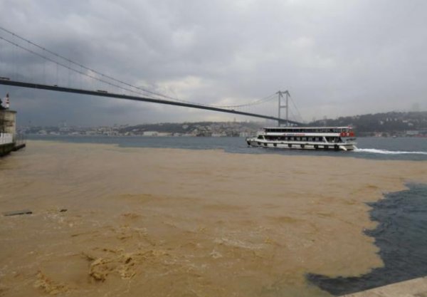 İstanbul Boğazı çamura bulandı