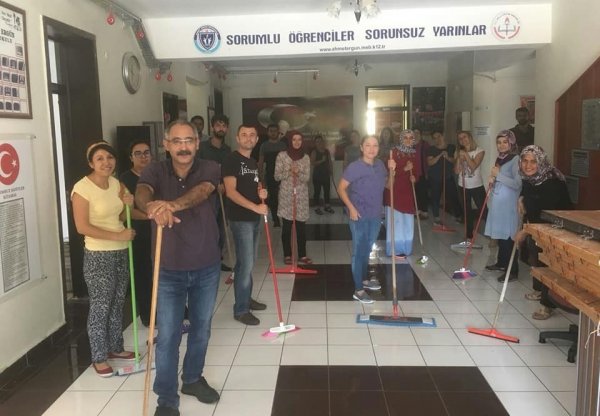 Müdür ve öğretmenler okul temizliği yaptı