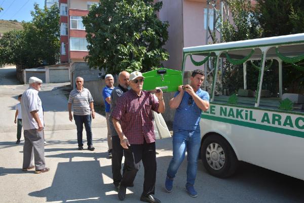 Cenazesine 8 kişi katılan Afgan genç defnedildi