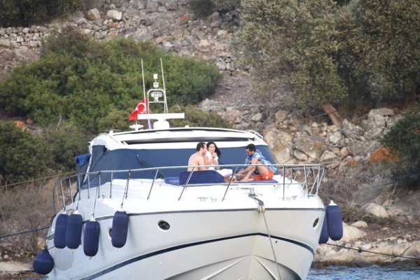 Asena Atalay yeni aşkıyla tatilde