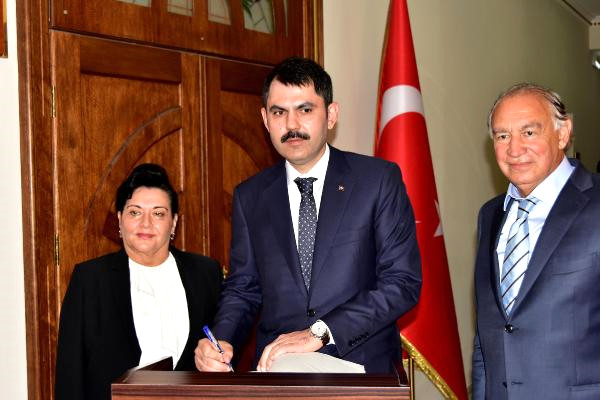 Bakan Kurum: Foça’daki Kirlilik Denetim Aşağıda