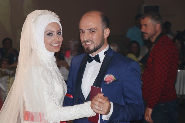 Fırat Kalkanı şehidinin kardeşine polisten nikah konvoyu
