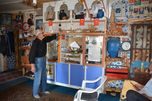 Mesleğini minyatür kağnı yaparak sürdürüyor