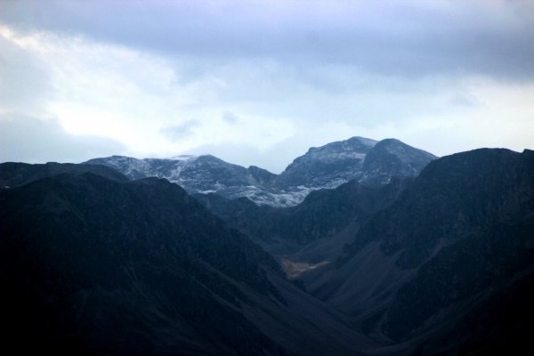 Munzur Dağı zirvelerine kar yağdı