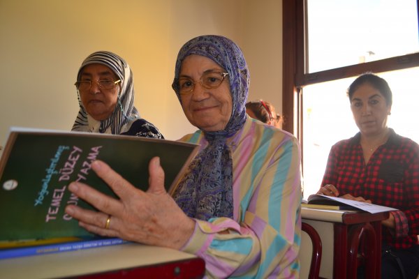 Torunlarının sınıfında okuma yazma öğreniyorlar