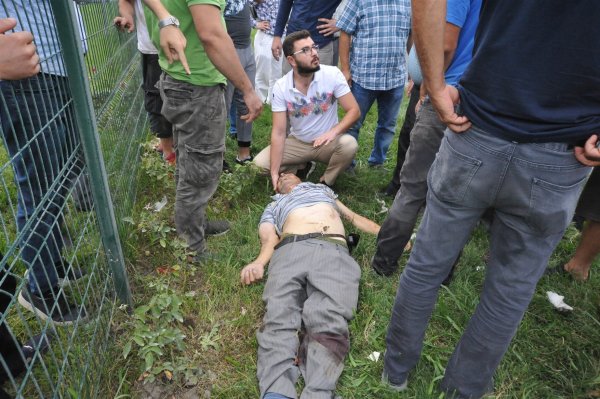 Gözlüğü ve şapkası otomobilin camında kaldı