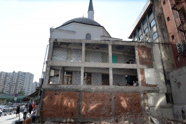 Yandaki yapı yıkılınca cami duvarsız kaldı