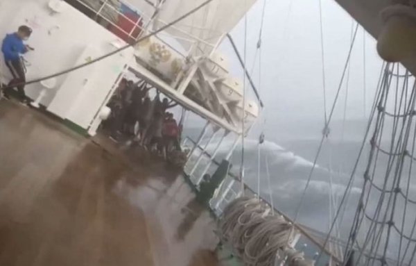 Batma tehlikesi yaşayan gemide korkunç anlar