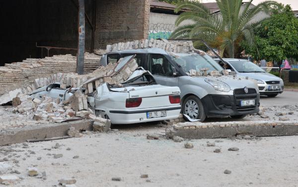Adana’da yıkılan duvar 8 aracı hurdaya çevirdi