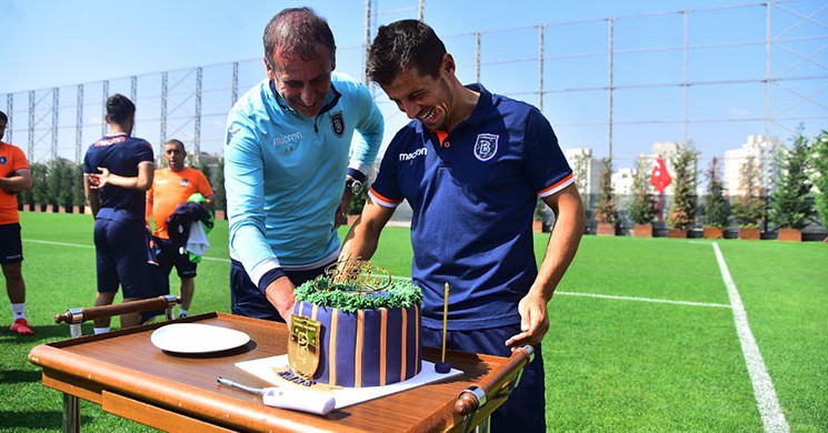 Başakşehir ’den Emre Belözoğlu ’na Kutlama!