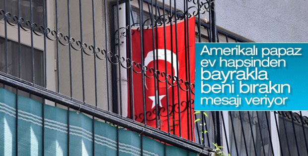 ABD ’li rahip Brunson ’ın evine Türk bayrağı asıldı