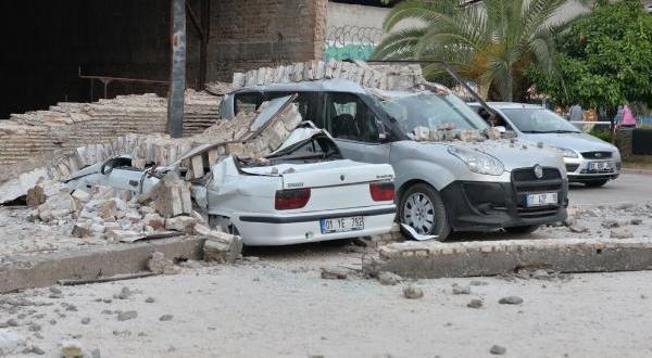Adana’da yıkılan duvar 8 aracı hurdaya çevirdi