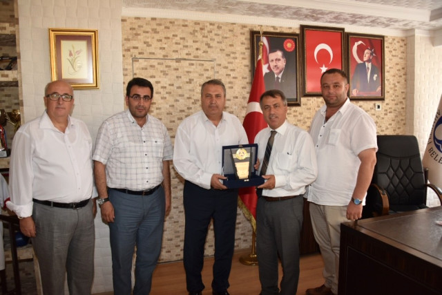 Ahmetli Belediye Başkanı Alhan'dan Başkan Çerçi'ye Plaket