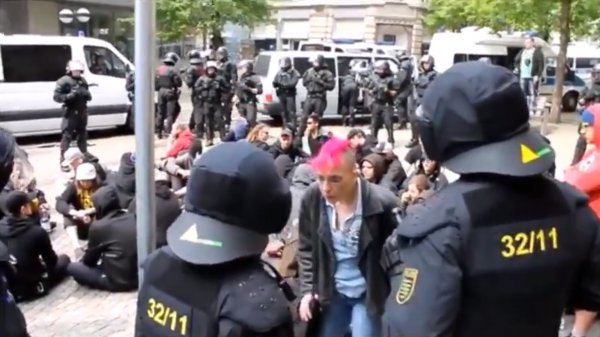 Alman polisi göstericiyi yerlerde sürükledi