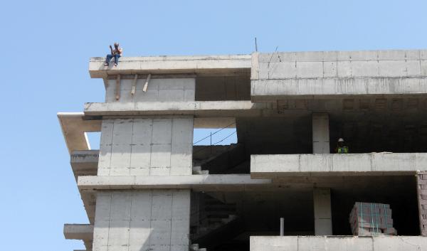 Antalya'da 9 katlı inşaatın çatısına çıkıp dua etti