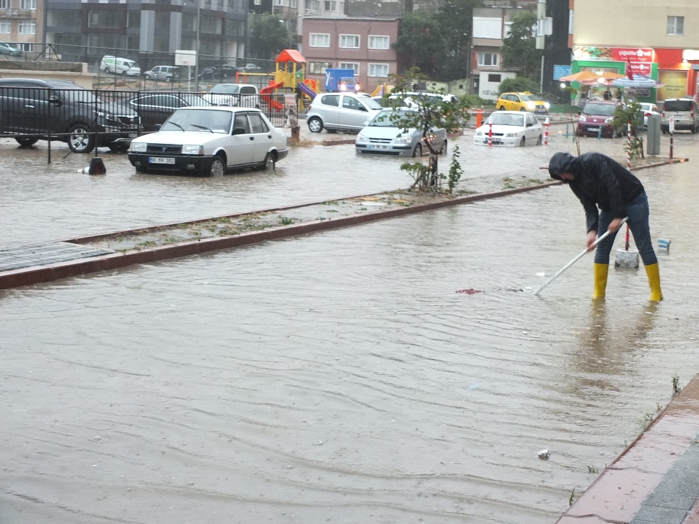 Bandırma’da sel hayatı olumsuz etkiledi