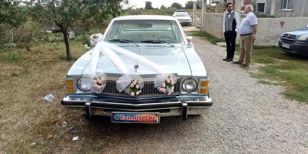 Başkan, Nikahını Kıydığı Çifte Klasik Otomobilini Tahsis Etti