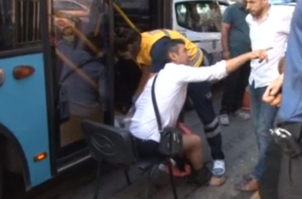 Beyoğlu'nda 'akbil basın' diyen sürücü bıçaklandı