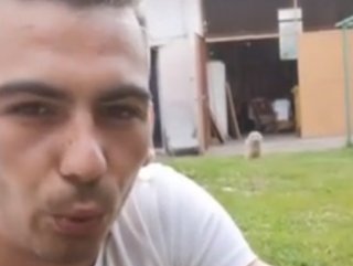 Bir ıslıkla sahibine koşan yavru baykuş