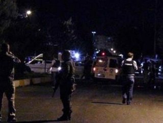 Elazığ'da kararsız araçtakiler polislere alev açtı