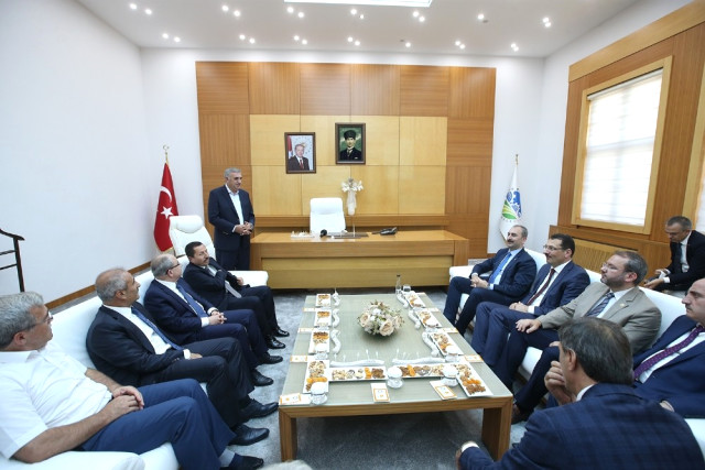 Hak Bakanı Gül, Sakarya Büyükşehir Belediyesini Ziyaret Etti