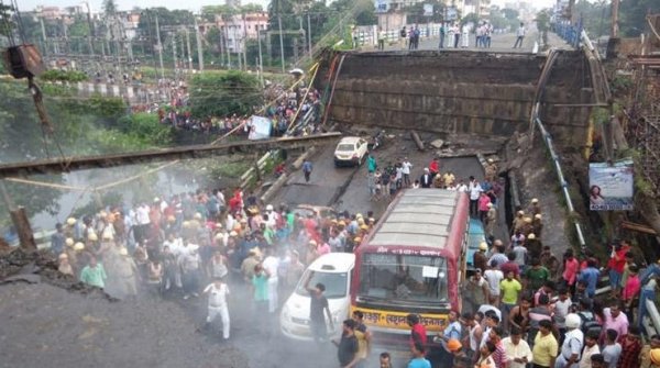 Hindistan'da köprü çöktü