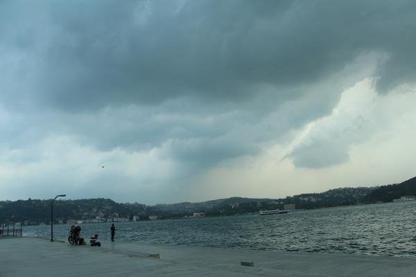 İstanbul'da kara bulutlar ve yağmur