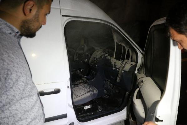 İstanbul’da yanan aracı damacana ile söndürdüler