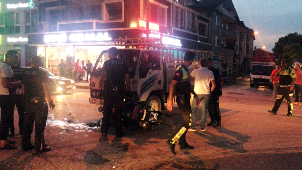 Kamyonet motorize polislerle çarpıştı: 2 polis zarar görmüş