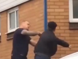 Kendinden iri adamı tek yumrukla devirdi