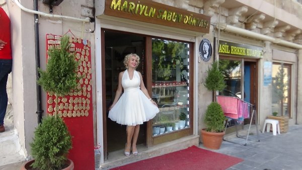 Mardinli Marilyn Manreo eşek sütü sağdı