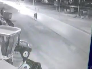 Otomobil yolda yürüyen 4 kişiye çarptı