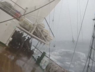 Rus gezgin gemisi fırtınanın ortasında yan yattı