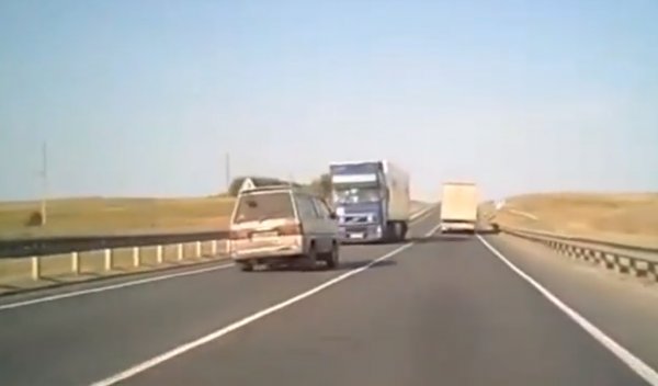 Rusya’da hatalı sollama yapan araç tırın altında kaldı