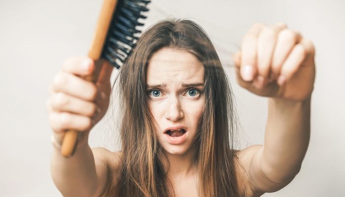 Saç dökülmesine ne iyi gelir? Saç dökülmesi nedenleri kadın ve erkek için farklı mıdır? Saç dökülmesi çözümü için şampuan yeterli mi?