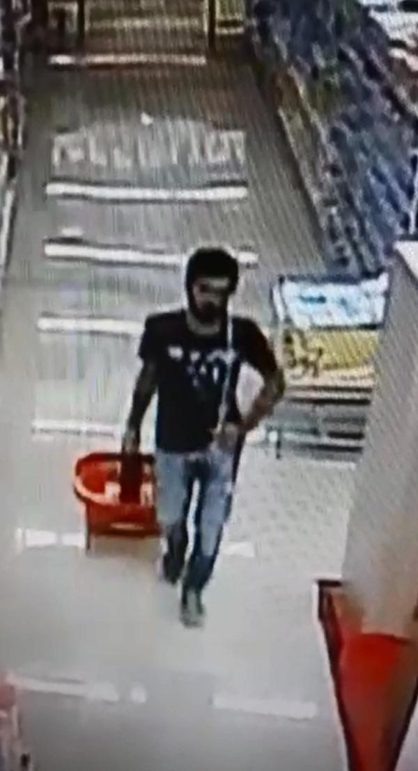 Sucukları iç çamaşırına saklayan hırsız