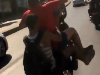 Tek tekerlek üzerinde gitmek isterken kaza yaptı