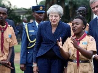 Theresa May'ın alışılmadık dansı alay konusu oldu