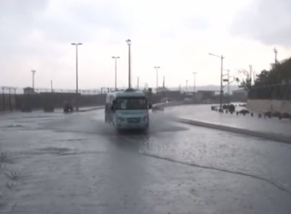 Üsküdar'da yollar göle döndü