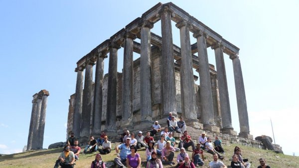 2 bin 200 yıllık mezarda göz kremi kabı bulundu