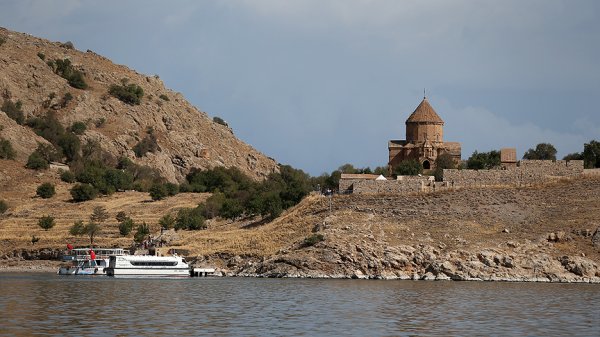 Akdamar’da 3 sene aradan daha sonra ilk ayin
