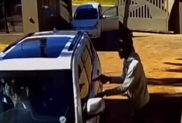 Aracının etrafını saran silahlı gruba kundura bırakmadı