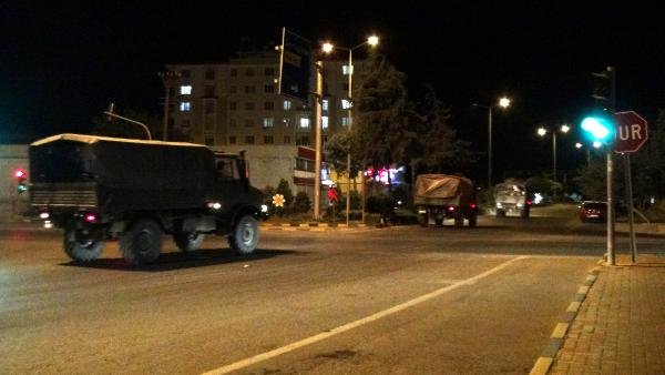 Askeri araçlar hudut kapısından sınıra geçti