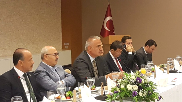 Bakan Ersoy, Kuşadalı ve Didimli Turizmcilerle Bir Araya Geldi