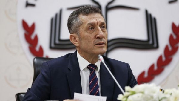 Bakan Ziya Selçuk, öğretmenlere hitap ediyor