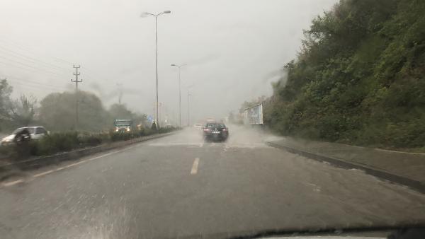 Bartın'da 15 dakikalık sağanak yolları göle çevirdi